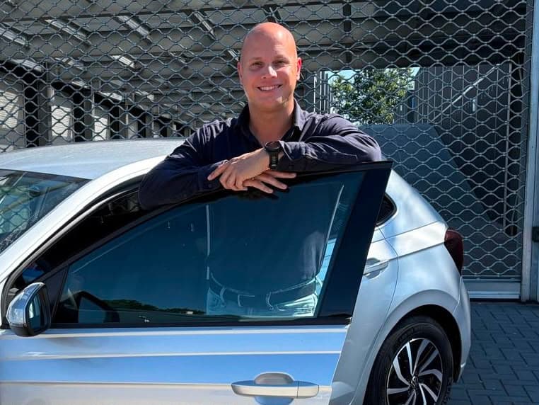 Leroy van Zuyd Automotive voor de garage aan de Riethil in Breda
